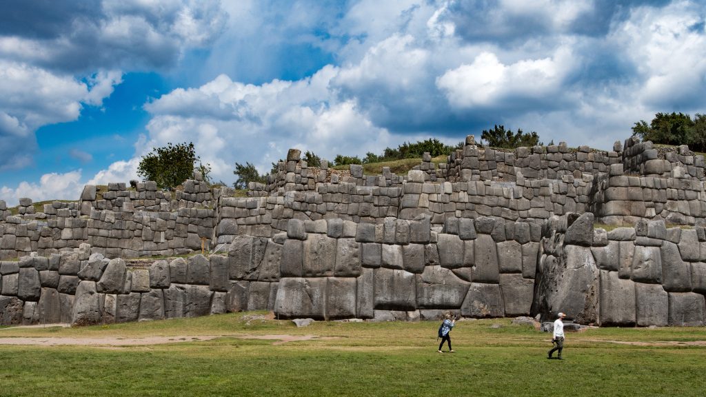 saqsayhuman , muros megaliticos